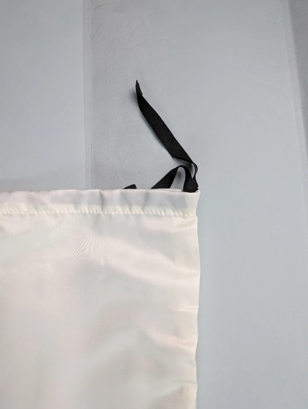 Gucci White Satin Drawstring Dustbag Pouch with Black Tie Authentic - Picture 4 of 4